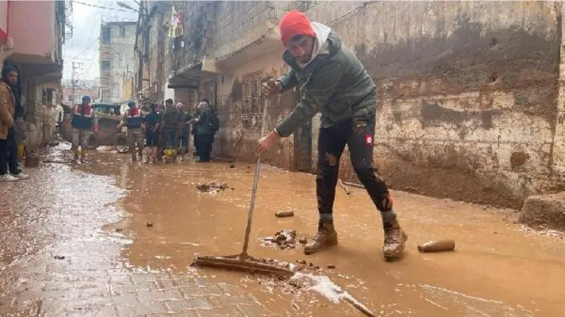 Şanlıurfa'daki selde yüzme antrenörü 5 çocuğu kurtardı