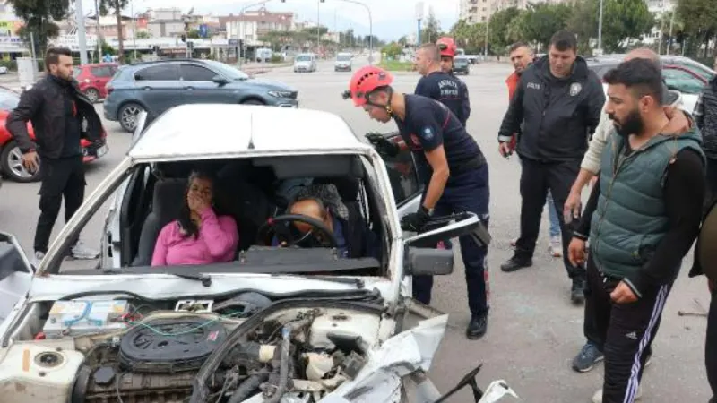 Kazada araçta sıkışan çifti, itfaiye kurtardı