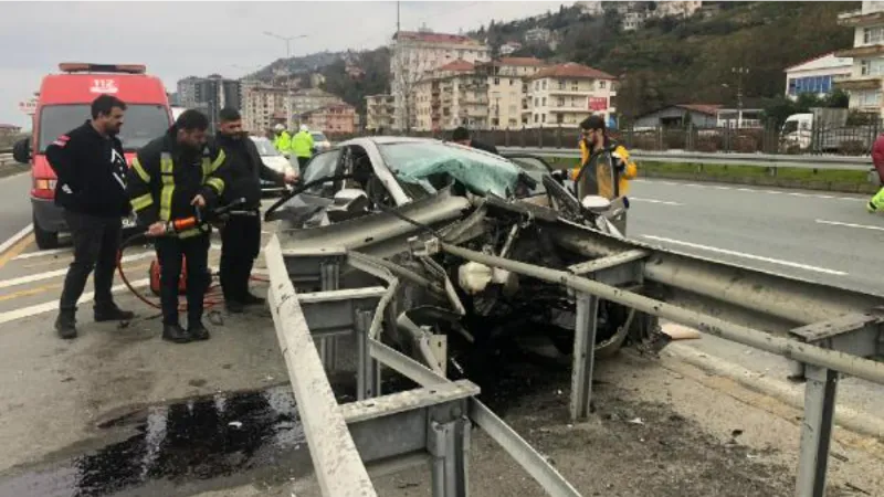 Otomobil bariyere saplandı; emekli öğretmen öldü, 1 yaralı