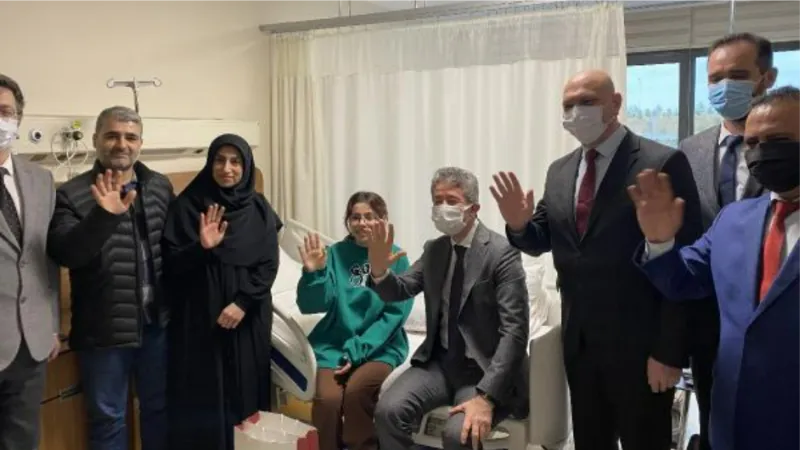 İstanbul İl Milli Eğitim Müdürü Levent Yazıcı lise öğrencisi Yüsranur'u hastanede ziyaret etti
