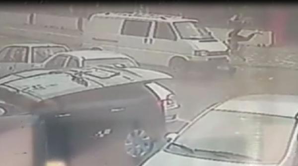 Minibüsün çarptığı motosikletin sürücüsü ağır yaralandı; kaza anı kamerada