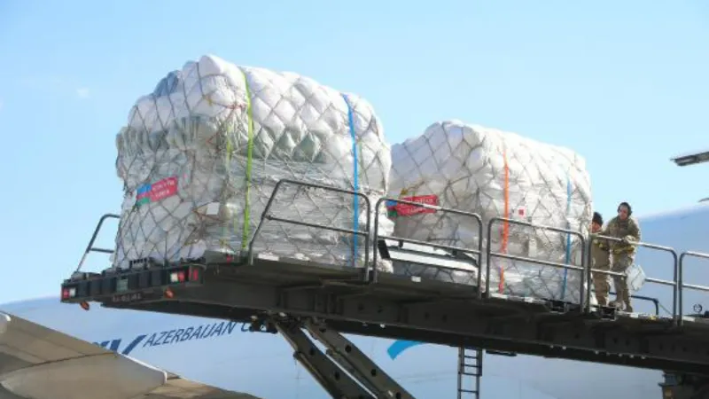 105 ton yardım malzemesi taşıyan Azerbaycan uçağı, Adana'ya iniş yaptı