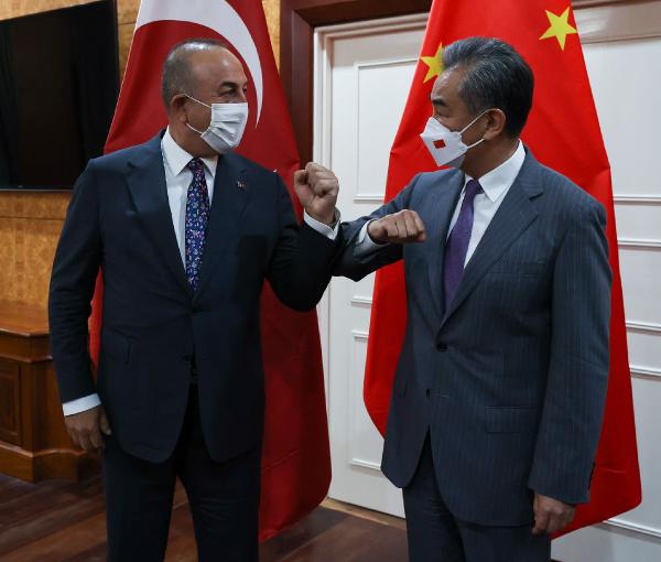 Bakan Mevlüt Çavuşoğlu, Çin Dışişleri Bakanı Yi ile görüştü