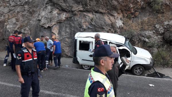 Adıyaman'da hafif ticari araç ile motosiklet çarpıştı: 7 yaralı
