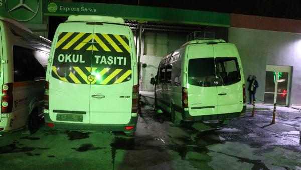 Park halindeki servis minibüsü alev alev yandı