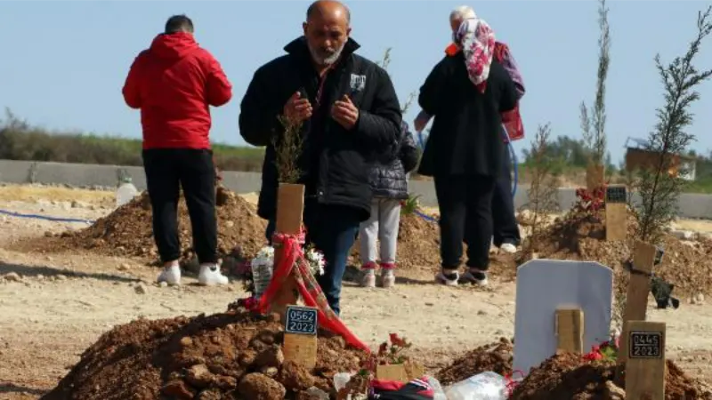 Enkazdan 75'inci saatte çıkarılan Melek öldü; geriye nasıl kurtulduğunu anlattığı video kaldı