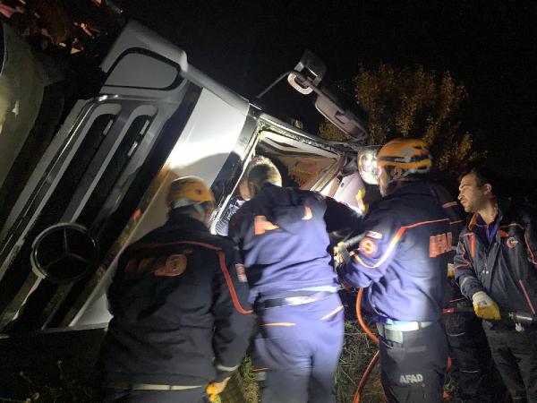 Bilecik'te TIR yan yattı; şoför yaralı