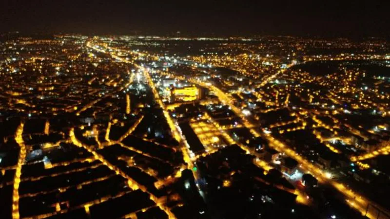 Depremin yaşandığı Malatya'yı, sokak ışıkları aydınlattı