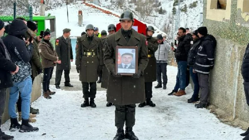 Enkazdan yaralı kurtuldu, eşi ve oğlunun cenazesine katıldı 