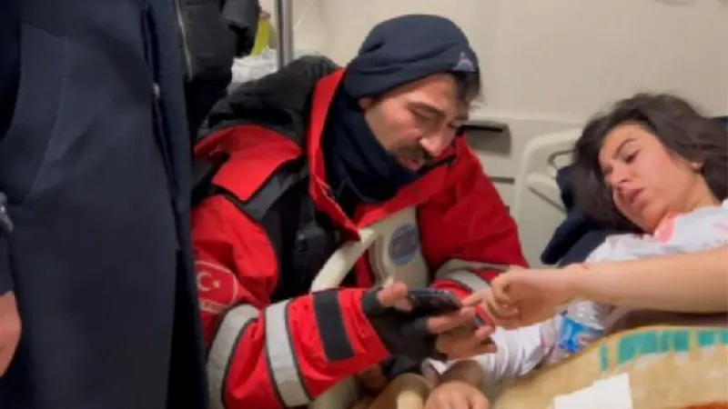 72 saat sonra enkazdan çıkarılan İlayda, kendini kurtaran ekiple hastanede buluştu