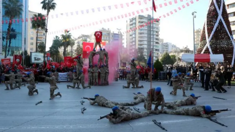 Adana’nın kurtuluş gününde jandarma komandolardan gösteri