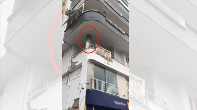 Baba ve oğlunun öldüğü yarısı yıkılan apartmanın, ilk depremdeki hasarlı hali kamerada
