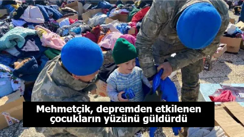 Mehmetçik, depremden etkilenen çocukların yüzünü güldürdü