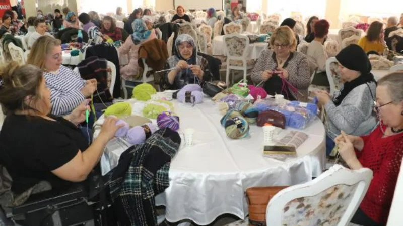 Eskişehirli kadınlar, depremzedeler için örüyor