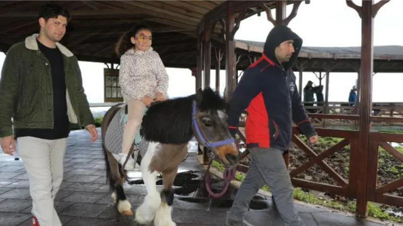 Depremzede çocuklar at binip, boyama yaptı