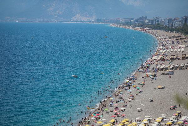 Antalya'da tesisler ve sahiller dolu