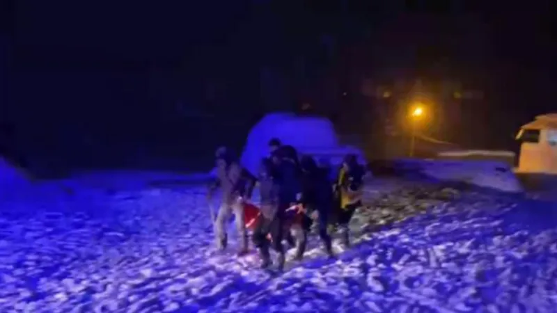 Kardan yolu kapanan köydeki 77 yaşındaki hastaya İl Özel İdaresi ekipleri ulaştı
