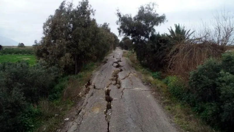 Bir insanın girebileceği yoldaki yarıklar, kamerada