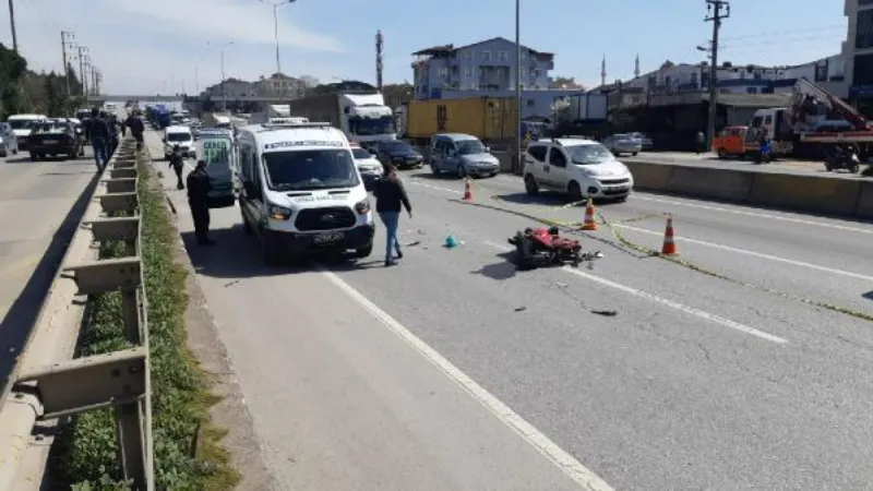 Devrilen motosikletteki 2 kişi TIR’ın altında kaldı: 1 ölü, 1 yaralı