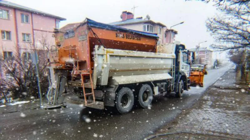 Sivas'ta 51 yerleşim yerinin yolu kardan kapandı