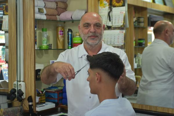 Edirne'de Bulgar ve Yunan müşterisi olan berberler, pazar günü kapanmaya karşı