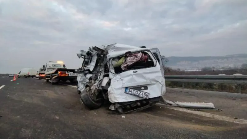 Emniyet şeridinde park halindeki hafif ticari araca minibüs çarptı: 5 yaralı