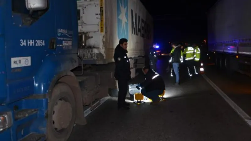 TIR'ın patlayan lastiğini kontrol eden sürücüye çarpıp kaçtı