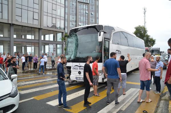 Tur otobüsünün kırmızı ışıkta bekleyen araçlara çarptığı kaza kamerada (2)