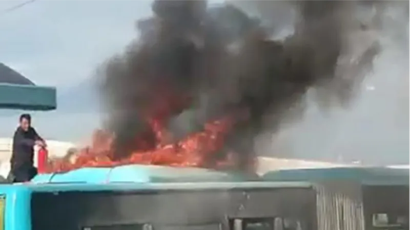 Erzurum'da seyir halindeki belediye otobüsü, alev alev yandı
