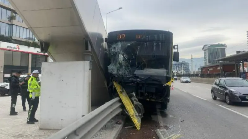 Belediye otobüsü üst geçit merdivenine çarptı: 5 yaralı; kaza anı kamerada