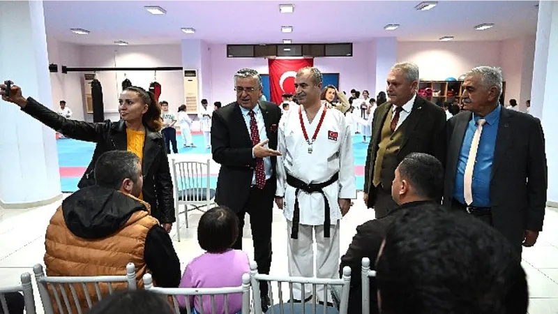 Başkan Topaloğlu milli karatecilerle bir araya geldi