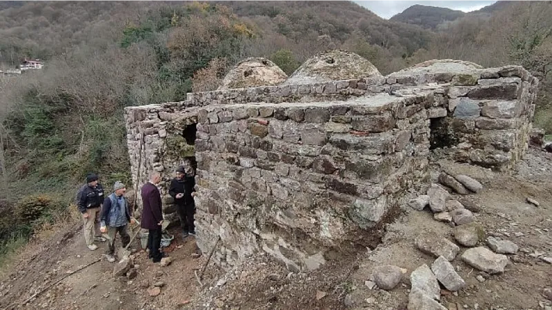 Yukaru Ulaşlı'daki Tarihi Osmanlı Hamamın Restorasyonu Sürüyor