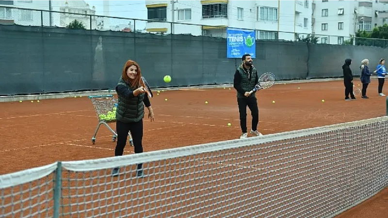 Yenişehirli kadınlar çay saatinde tenis öğreniyor