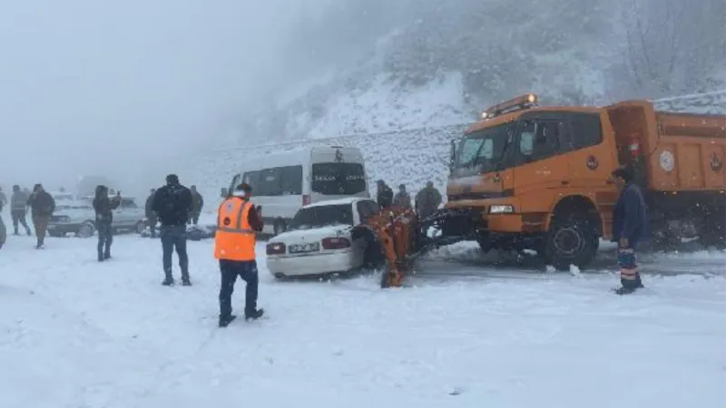 Adana'da kar yağışı; Kozan-Feke yolunda ulaşım aksadı