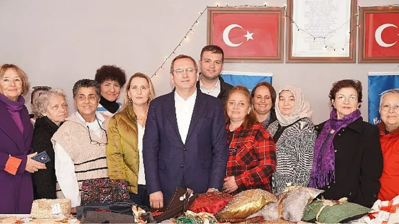 Ayvalık Belediye Başkanı Mesut Ergin ve Eşi Yeni Yıl Hediyelerini Mahalleevleri'nin Yılbaşı Pazarı'ndan Seçti