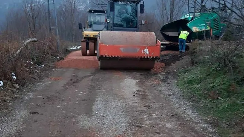 Yol Bakım Timi köy yollarını asfaltlıyor