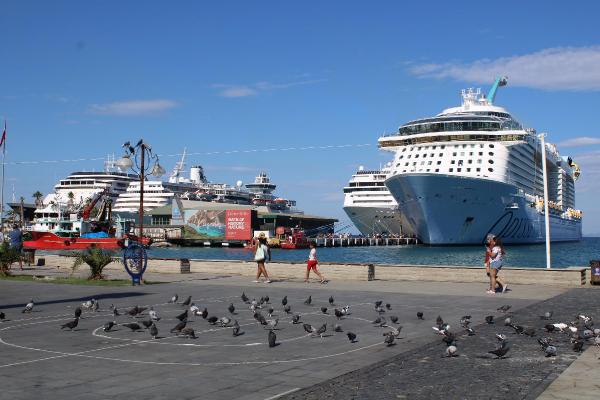 Kuşadası'na 4 kruvaziyerle 7 bin 879 turist geldi