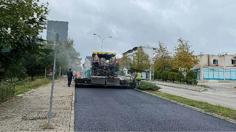 17 Ağustos Bulvarında üstyapı yenileniyor ve otopark yapılıyor