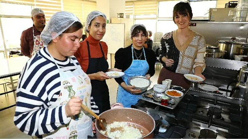 ATASEM' in mutfağında aşçı yardımcıları yetişiyor