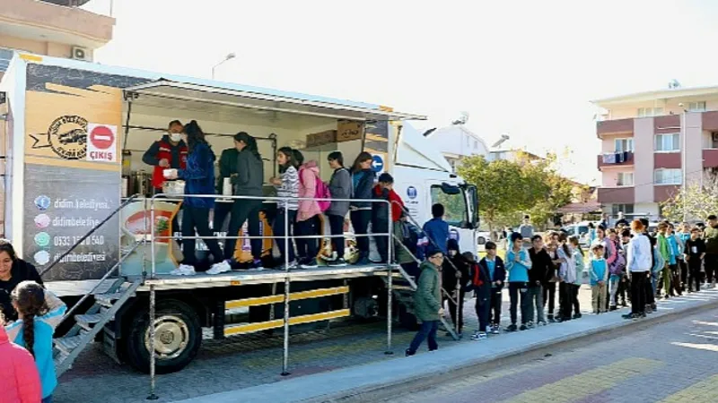 Didim Belediyesi ilçede eğitim gören öğrencilere çorba ikramında bulunarak yüzleri güldürmeye devam ediyor