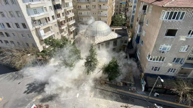 3 apartman arasındaki ağır hasarlı caminin minaresi kontrollü olarak yıkıldı