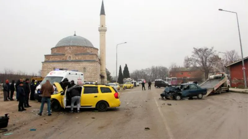 Edirne’de taksi ile otomobilin çarpıştığı kaza kamerada