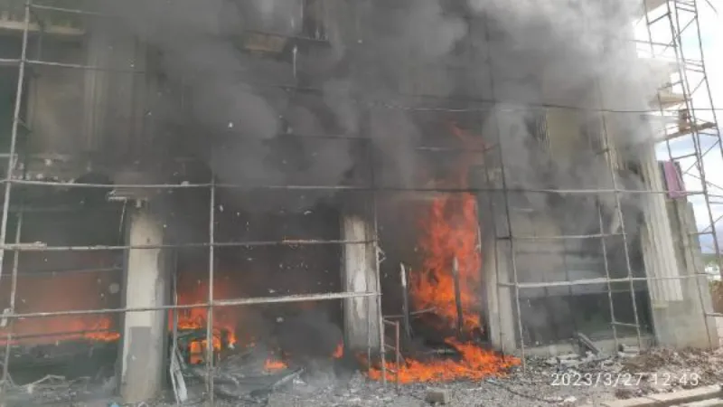 Diyarbakır'da inşaat halindeki 4 katlı binada yangın