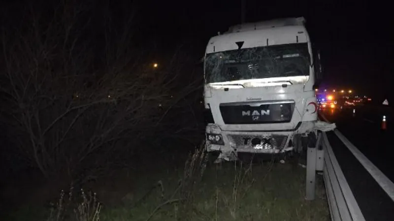 Deprem bölgesine giden TIR refüje çarptı, yardım malzemeleri yola saçıldı