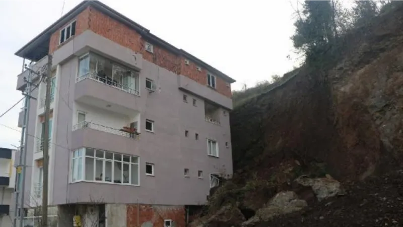 Heyelanda bir dairesinin duvarı yıkılan 4 katlı bina tahliye edildi