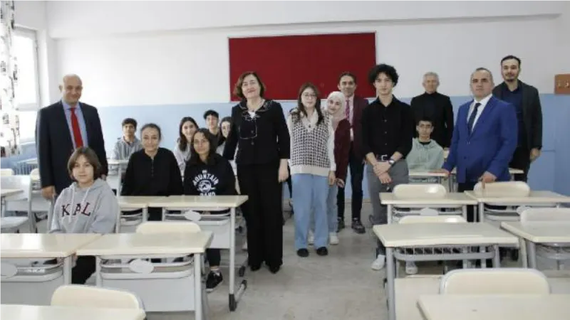 Atlas Üniversitesi öğrencilerinden liselilere 'İngilizce' konuşma pratikleri