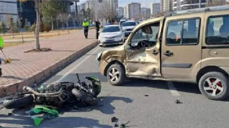 Motosiklet, hafif ticari araca çarptı: 1'i ağır 2 yaralı