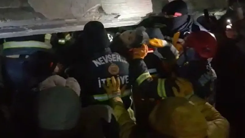 Nevşehir Belediyesi İtfaiye Müdürlüğü Ekipleri Kahramanmaraş'ta Yıkılan Binanın Enkazından 44 Sat Sonra Bir Çocuğu Daha Kurtardı