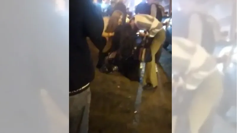 Beyoğlu'nda sokak ortasındaki kavgayı çekirdek yiyerek izledi 