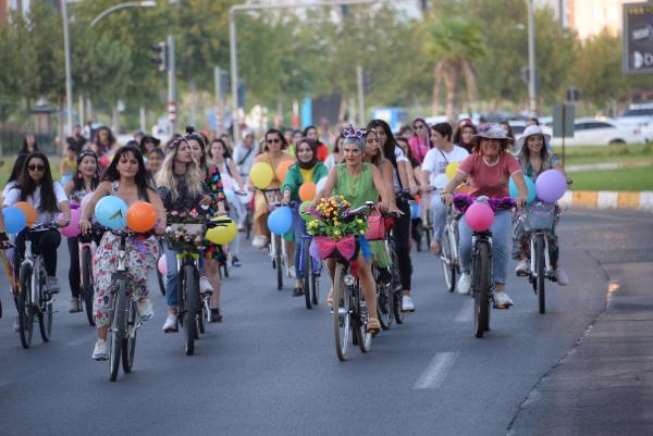 Diyarbakır'da ‘Süslü Kadınlar’ 10 kilometre pedal çevirerek bisiklet turu yaptı